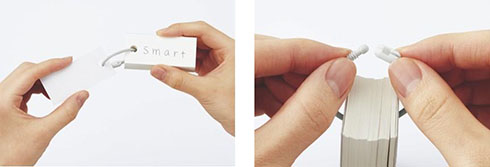 キャンパス バンドでまとまる単語カードのバンドを外すところ