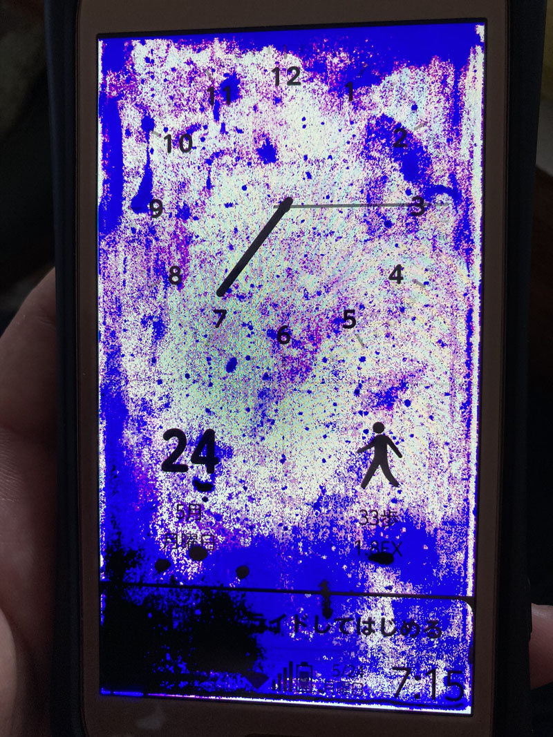 壊れて青白くなったスマホの画面が完全にホラー　「ロック解除したらアカンやつ」「スマホを落としただけなのに（物理）」