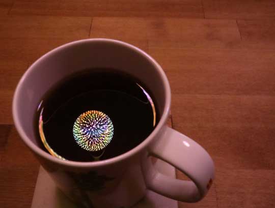 お茶 マグカップに映る光 花火電球 綺麗