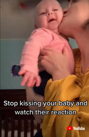 ママにキスする赤ちゃん