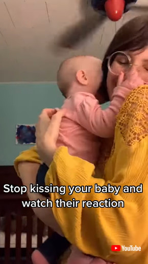 ママにキスする赤ちゃん