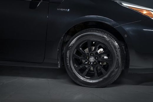 黒いプリウス トヨタ 2022年モデル