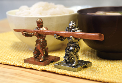 専属の甲冑騎士に荷物をまかせた気分を味わえそう　両手で小物を支えてくれる「持て！持て！騎士」カプセルトイ