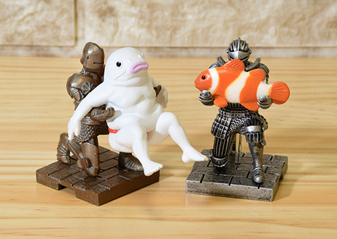 専属の甲冑騎士に荷物をまかせた気分を味わえそう　両手で小物を支えてくれる「持て！持て！騎士」カプセルトイ