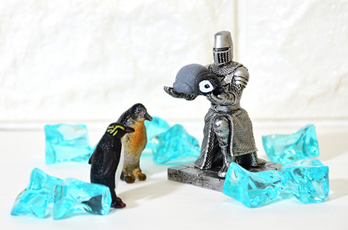 専属の甲冑騎士に荷物をまかせた気分を味わえそう　両手で小物を支えてくれる「持て！持て！騎士」カプセルトイ