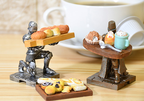 専属の甲冑騎士に荷物をまかせた気分を味わえそう　両手で小物を支えてくれる「持て！持て！騎士」カプセルトイ