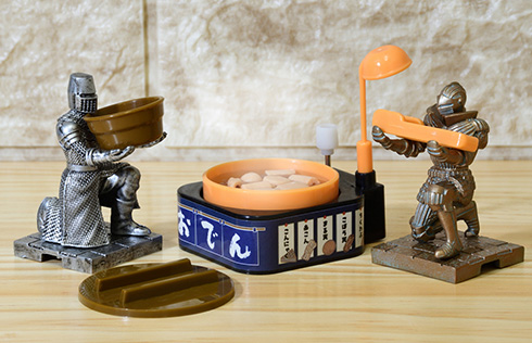 専属の甲冑騎士に荷物をまかせた気分を味わえそう　両手で小物を支えてくれる「持て！持て！騎士」カプセルトイ