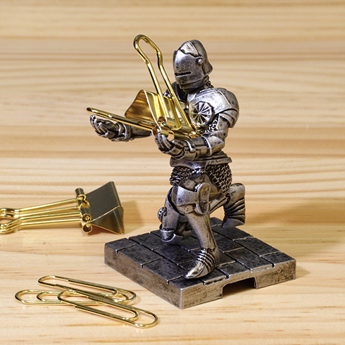 専属の甲冑騎士に荷物をまかせた気分を味わえそう　両手で小物を支えてくれる「持て！持て！騎士」カプセルトイ