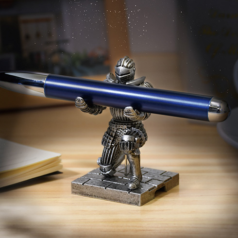 専属の甲冑騎士に荷物をまかせた気分を味わえそう　両手で小物を支えてくれる「持て！持て！騎士」カプセルトイ