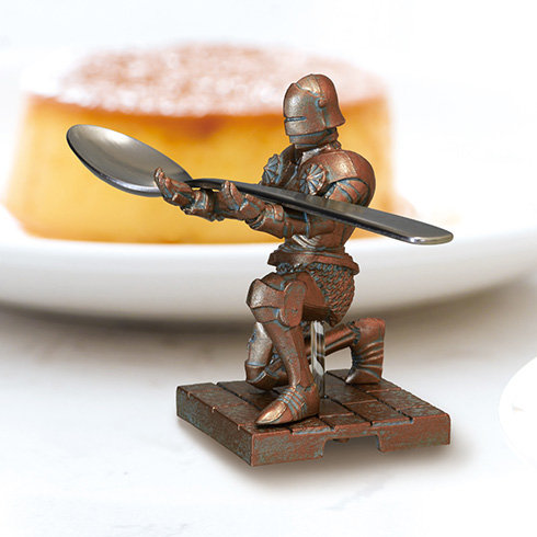専属の甲冑騎士に荷物をまかせた気分を味わえそう　両手で小物を支えてくれる「持て！持て！騎士」カプセルトイ