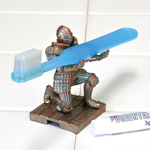 専属の甲冑騎士に荷物をまかせた気分を味わえそう　両手で小物を支えてくれる「持て！持て！騎士」カプセルトイ