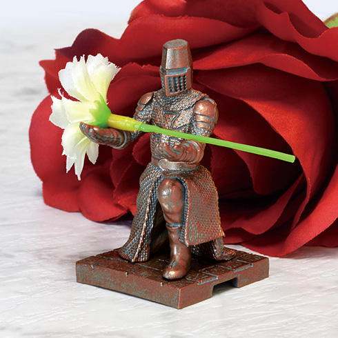 専属の甲冑騎士に荷物をまかせた気分を味わえそう　両手で小物を支えてくれる「持て！持て！騎士」カプセルトイ