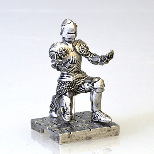 専属の甲冑騎士に荷物をまかせた気分を味わえそう　両手で小物を支えてくれる「持て！持て！騎士」カプセルトイ