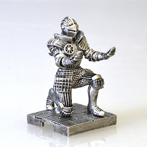 専属の甲冑騎士に荷物をまかせた気分を味わえそう　両手で小物を支えてくれる「持て！持て！騎士」カプセルトイ