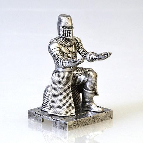 専属の甲冑騎士に荷物をまかせた気分を味わえそう　両手で小物を支えてくれる「持て！持て！騎士」カプセルトイ