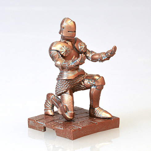 専属の甲冑騎士に荷物をまかせた気分を味わえそう　両手で小物を支えてくれる「持て！持て！騎士」カプセルトイ