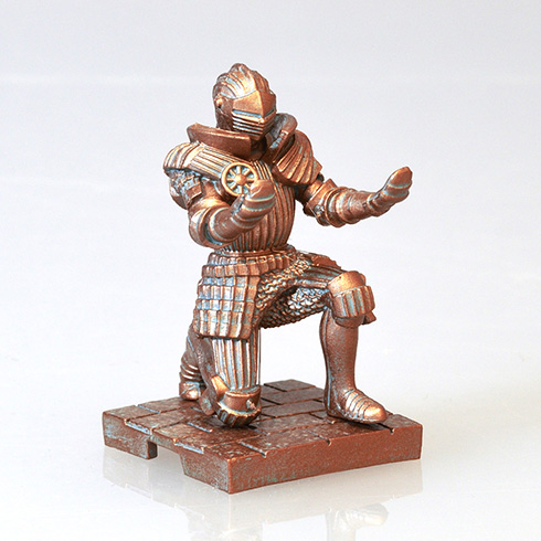 専属の甲冑騎士に荷物をまかせた気分を味わえそう　両手で小物を支えてくれる「持て！持て！騎士」カプセルトイ