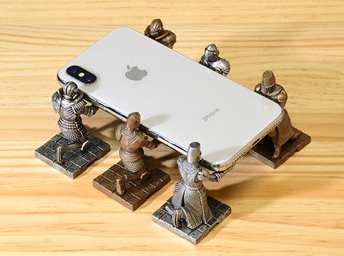 専属の甲冑騎士に荷物をまかせた気分を味わえそう　両手で小物を支えてくれる「持て！持て！騎士」カプセルトイ