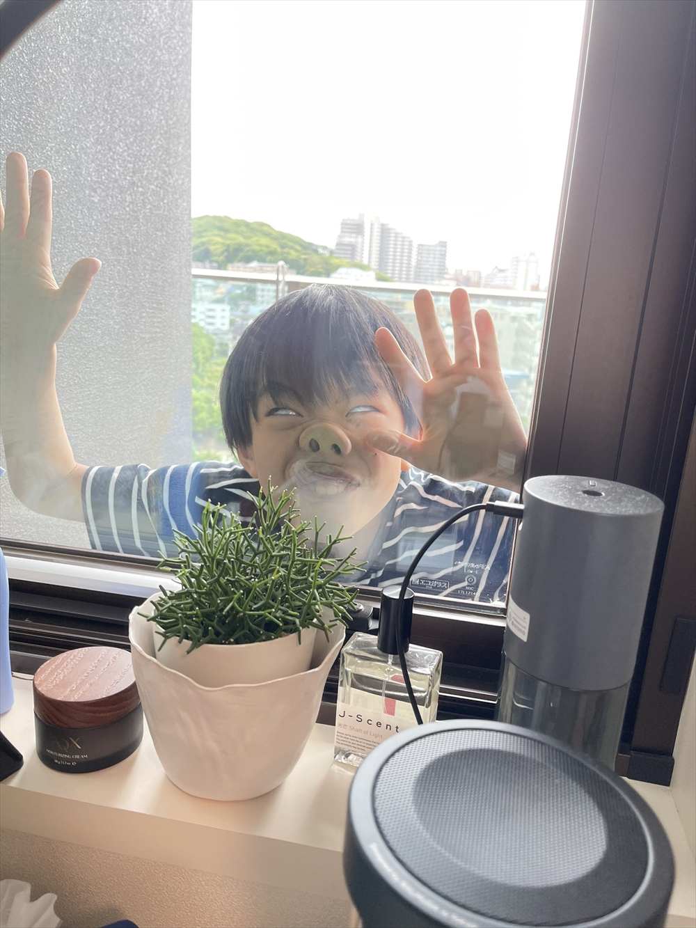 「白目剥いてるのがポイント高いw」　Zoom会議を邪魔する息子が「クセが強すぎるw」「将来有望」と話題に