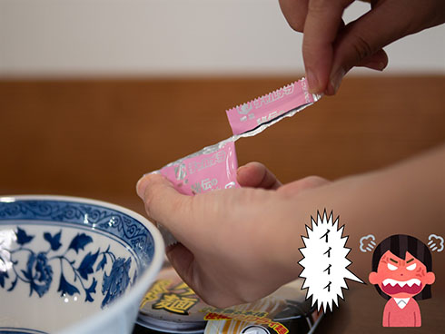 左手を右から抑えているところ