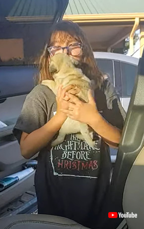 誕生日にパグをもらう女の子