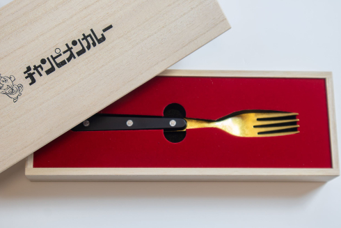 チャンピオンカレー金の皿