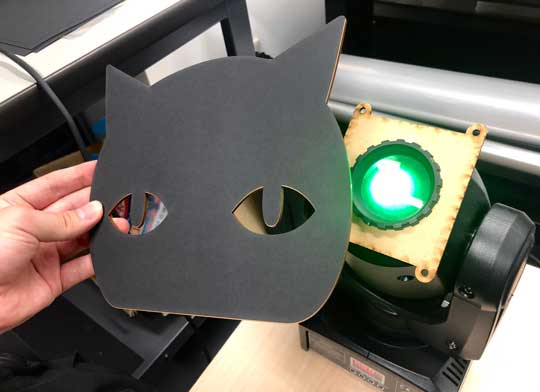 こっちを見てくる 黒猫ライト かわいい Ponboks ムービングライト Kinect