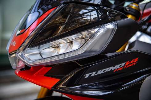 アプリリア Tuono V4