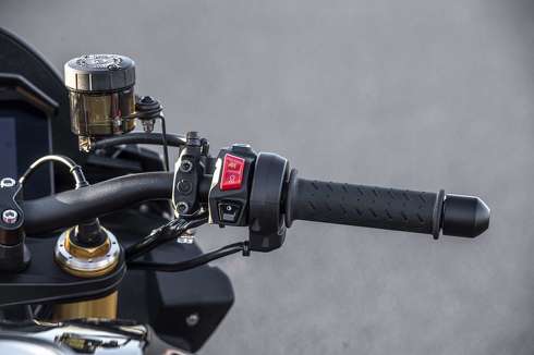 アプリリア Tuono V4