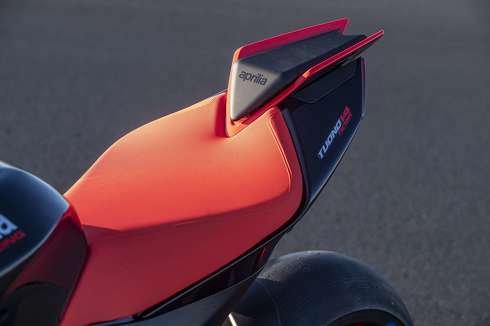 アプリリア Tuono V4