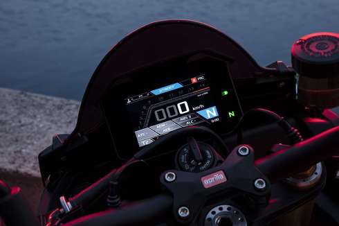 アプリリア Tuono V4