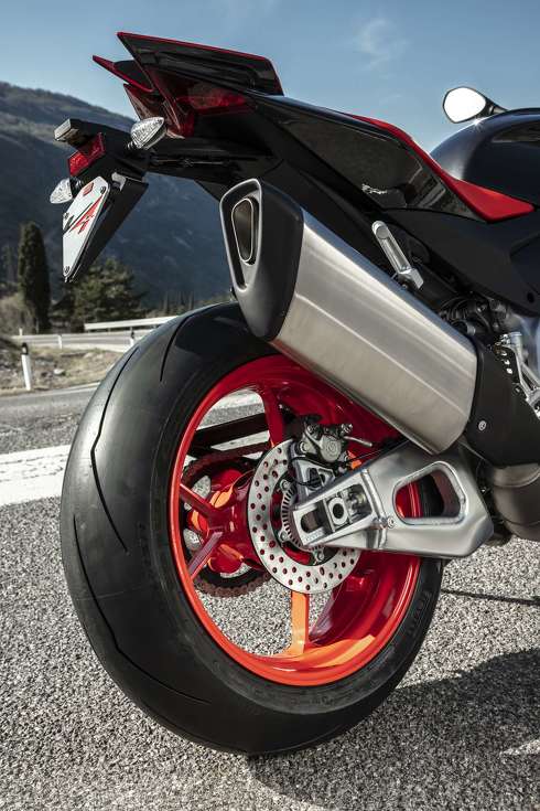 アプリリア Tuono V4