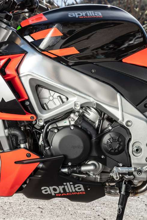 アプリリア Tuono V4