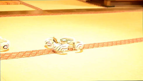 畳の上のドローン仏