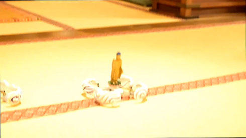 ドローン仏が立つ