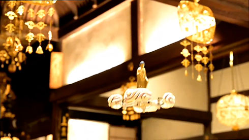 ドローン仏がぷかぷか