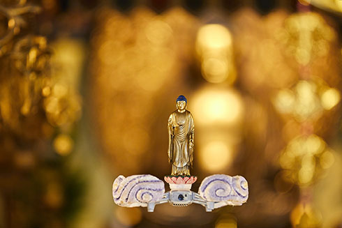 ドローン仏（阿弥陀如来）が飛ぶ様子