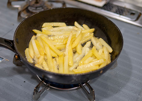 フライパンであげているところ