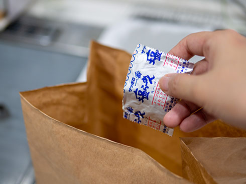 スープの粉をポテトの袋に