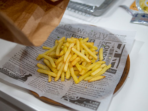 袋からフライドポテトを出したところ