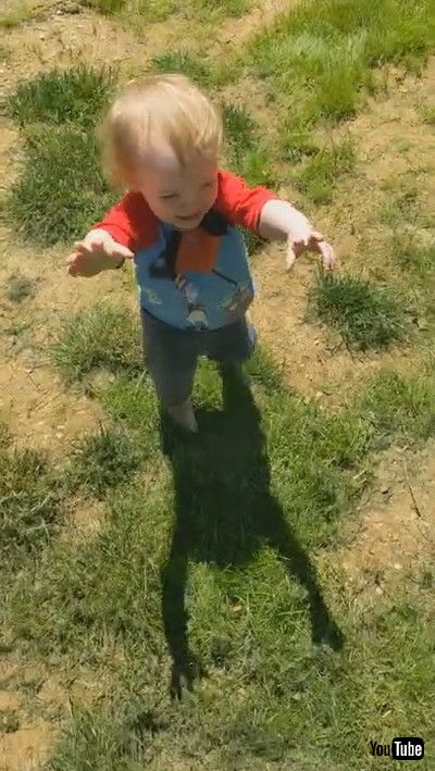 「Toddler Discovers Her Shadow || ViralHog」