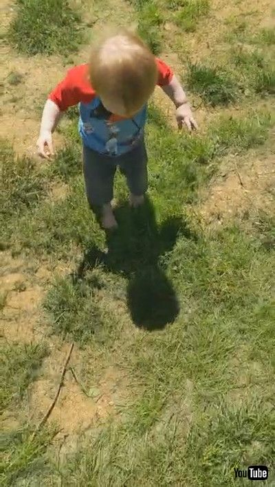 「Toddler Discovers Her Shadow || ViralHog」