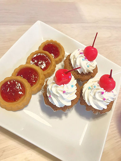 ジャムクッキーとさくらんぼケーキ