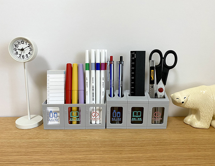 100均アイテムでデスクを便利にかわいく変身！　セリアのミニチュアゴミ箱がおしゃれなペン立てに