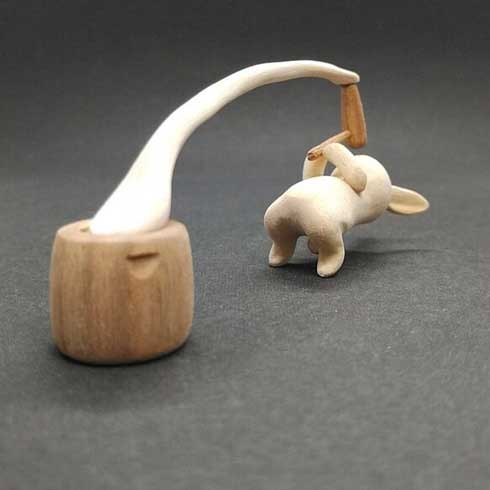 杵でついたお餅がうにょーん！ 「餅つきウサギ」の木工品が