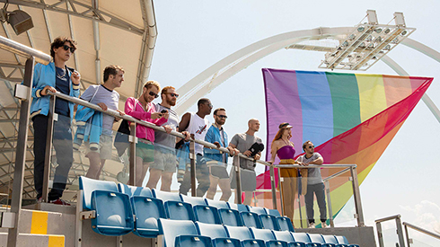 シャイニー・シュリンプス 愉快で愛しい仲間たち 映画 公開 ゲイ LGBT 2すとりーと オネエ YouTube