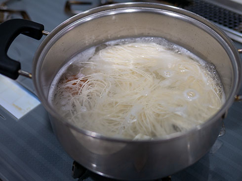 そうめんをゆでているところ