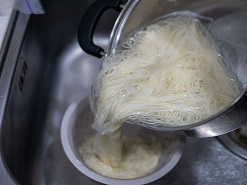 そうめんをざるに空けるところ