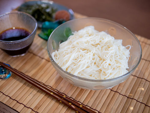 おいしそうなそうめん、斜めから