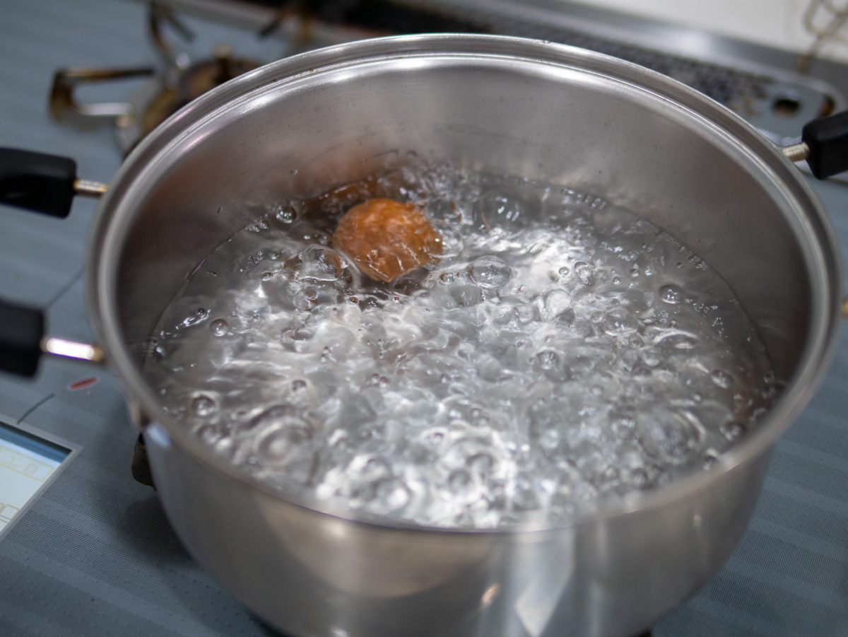 「そうめんと梅干しを一緒にゆでるとコシがアップ」　Twitterで“27万いいね”のライフハック、実際に試してみた